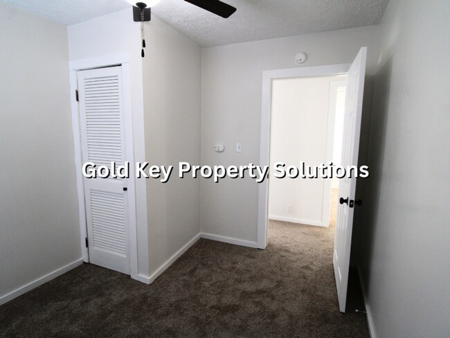 Building Photo - MUNCIE 3 BR 1 BA House with Garage and Covered Porch (SECTION 8 APPROVED)