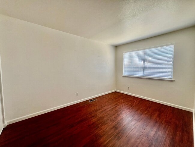 Building Photo - Duplex available in Little Saigon!