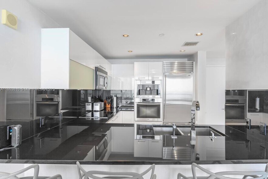 Building Photo - 17121 Collins Ave