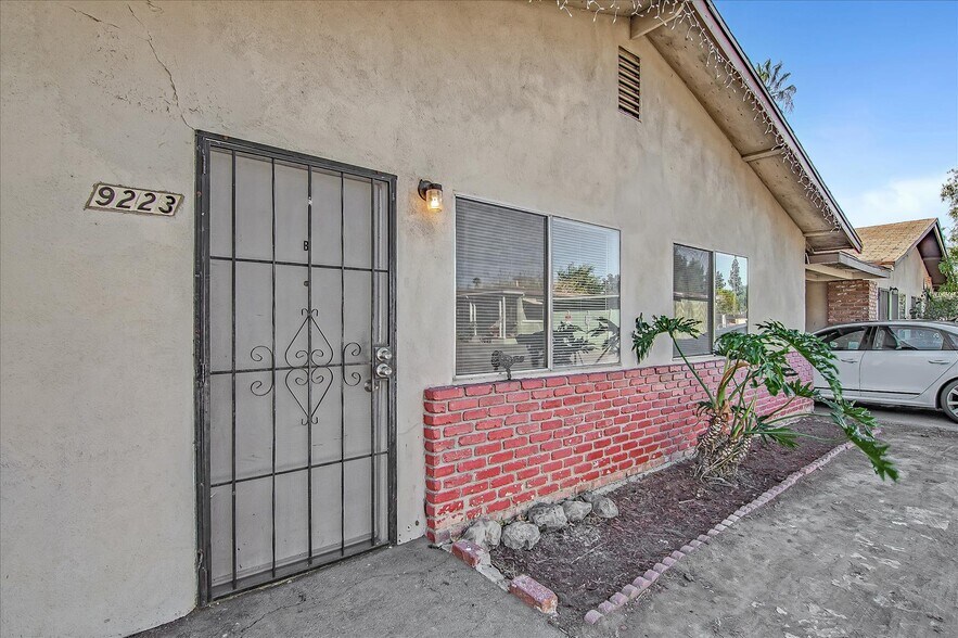 Building Photo - 9223 Langdon Ave