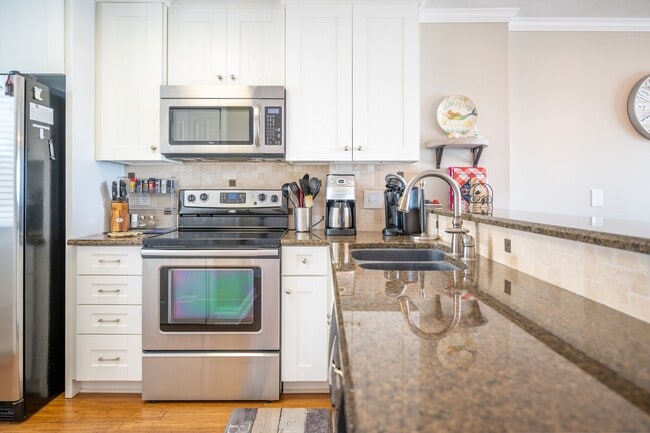 Building Photo - PERFECT "WORK FROM HOME" LOCATION (CALL FO...