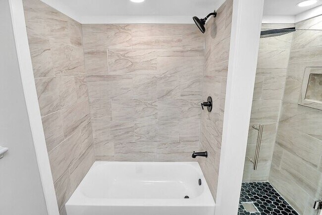 Building Photo - Beautifully Renovated 3BD/1BA Ranch in Sen...