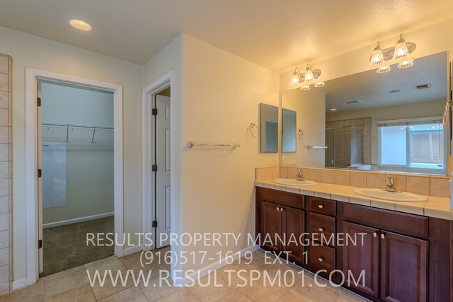 Building Photo - Spacious Lincoln 4 Bedroom 2.5 Bath w Club...
