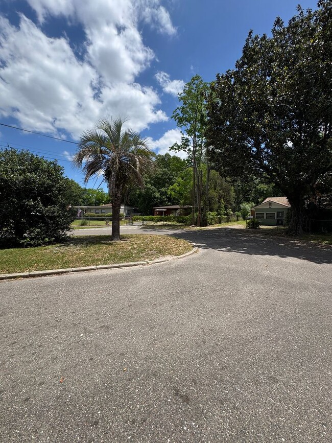 Building Photo - Freshly Renovated 3/2 Single Family in Wes...