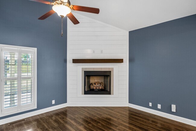 Building Photo - Elegant 4-Bedroom Home with Vaulted Ceilin...
