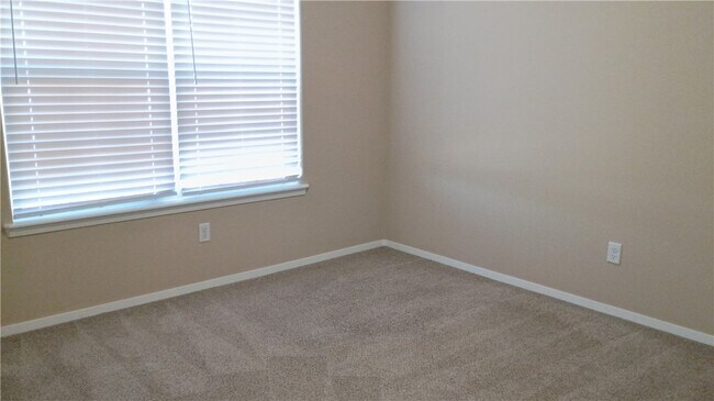 Building Photo - 905 SW Loudon Dr