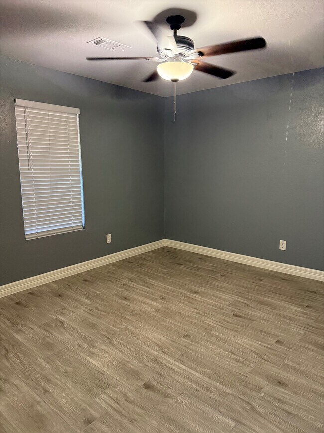 Building Photo - 5830 Clarewood Dr