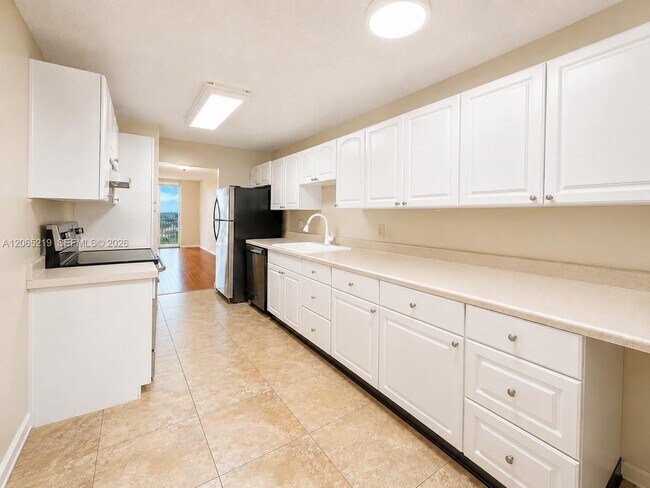 Building Photo - 250 Jacaranda Dr