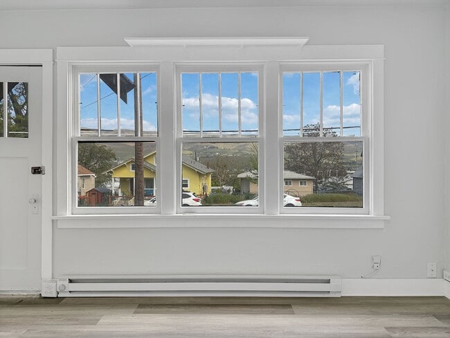 Building Photo - Newly Renovated Duplex