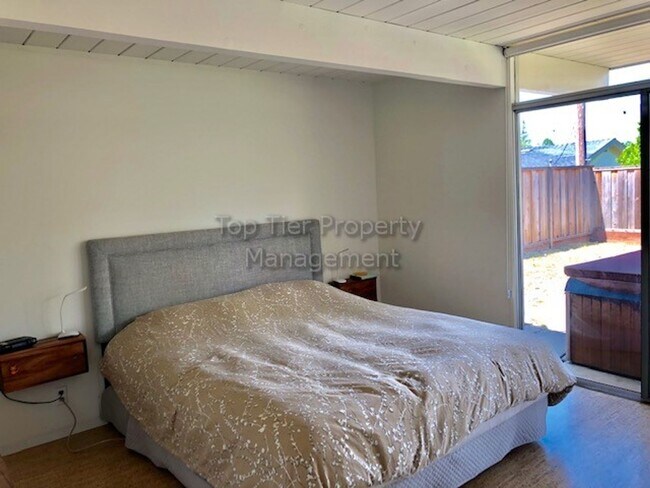Building Photo - Popular Eichler model 4 Bed / 2 Bath / 1,742 Sqft Walnut Creek single-family house in the Rancho ...