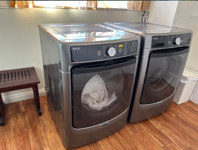 Building Photo - 867 W 9th St