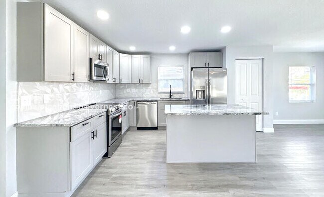 Building Photo - 4 Bed/2 Bath Home with Driveway / Availabl...