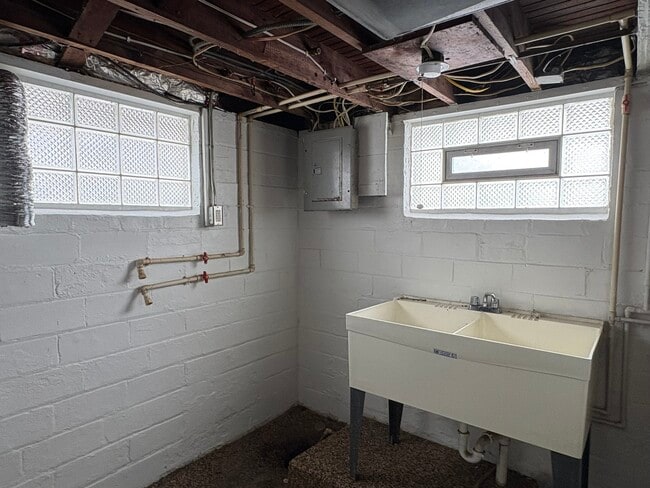 Building Photo - 17407 Woodbury Ave