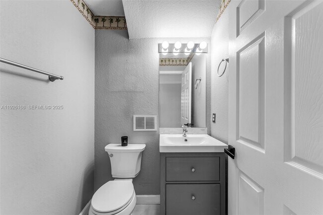 Building Photo - 239 SE 31st Terrace