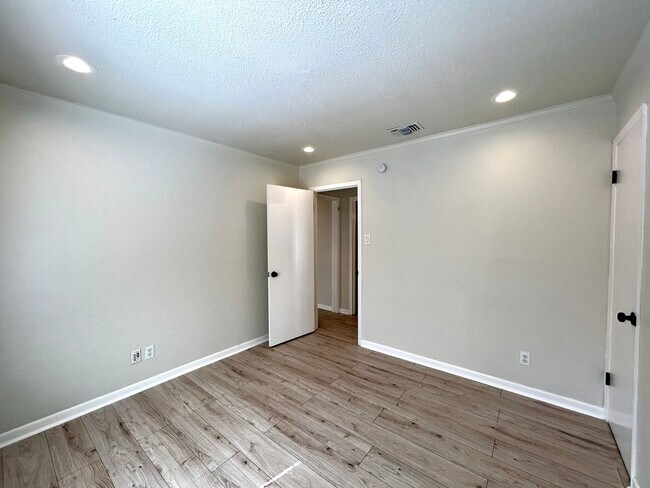 Building Photo - What a deal! a 3 bed house 5 min from DT a...