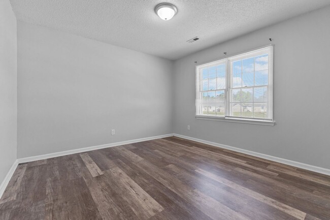 Building Photo - Charming 2 Bedroom Apartment