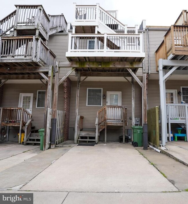 Building Photo - 721 S Streeper St