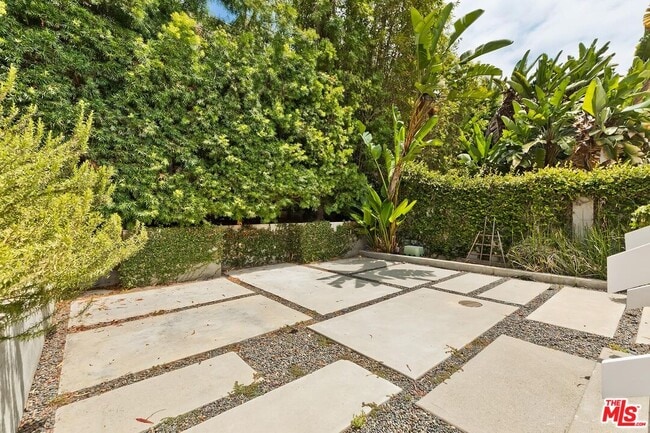 Building Photo - 8531 Walnut Dr