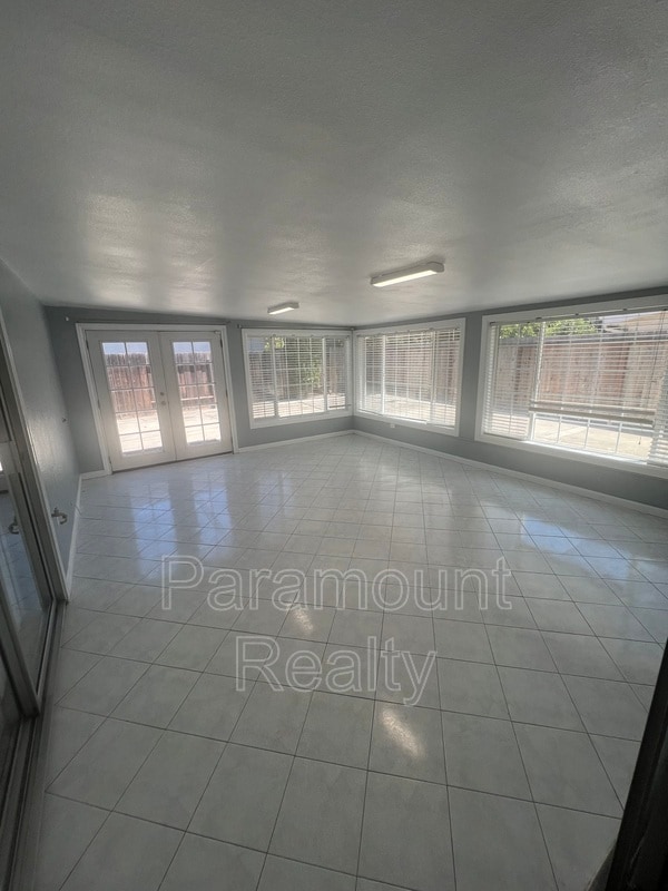 Building Photo - 974 Coral Dr