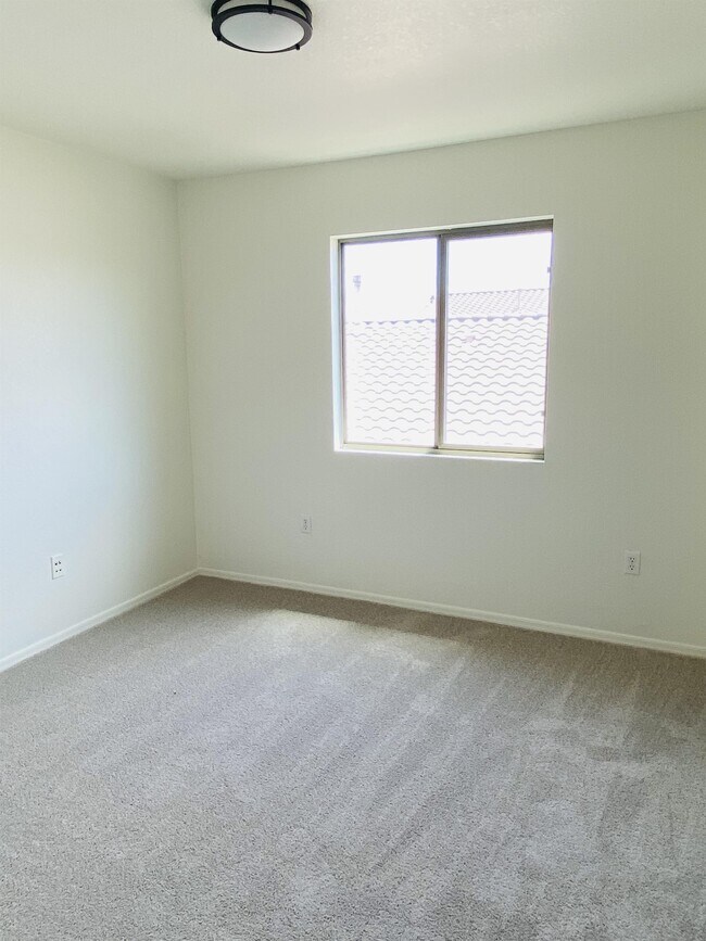 Building Photo - 11879 W Fontenelle Dr