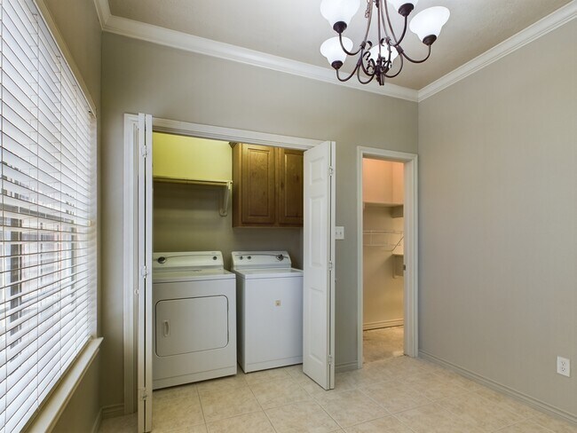 Building Photo - 422 Forest Dr Loop