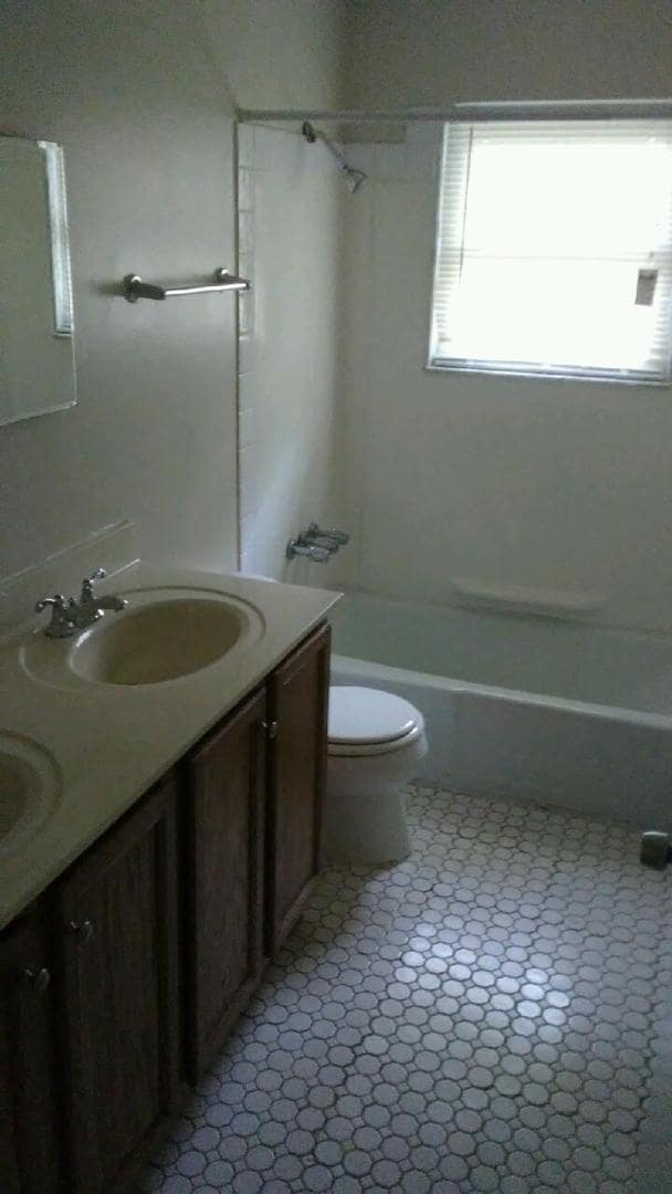 Building Photo - Nice 3BR/1.5BA Brick Ranch Convenient to W...