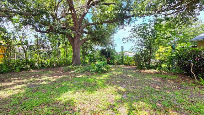 Building Photo - IMPRESSIVE 3 BEDROOM/2 BATH SARASOTA HOME! SUPER LOCATION! PET FRIENDLY!