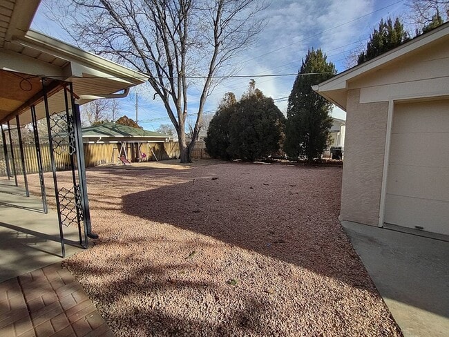 Building Photo - ALL PROSPECTIVE TENANTS MUST SUBMIT A $58 ...