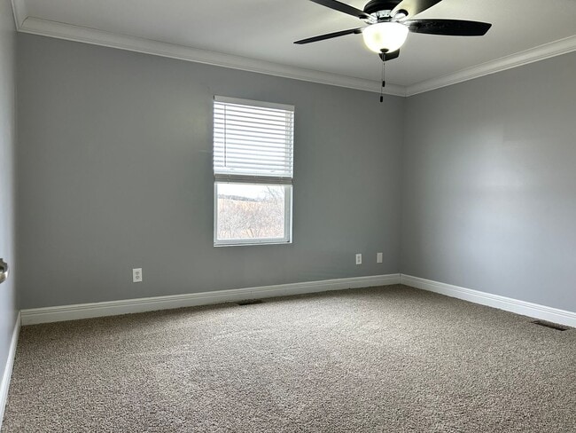 Building Photo - Large Beautiful Home!