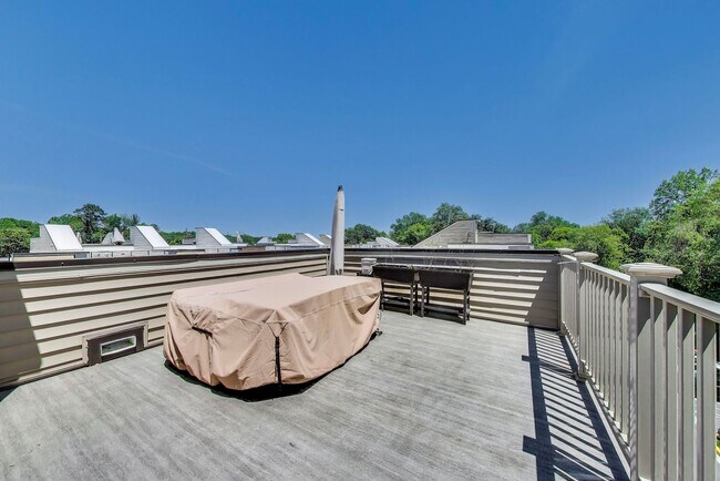 Building Photo - Stunning Contemporary Townhome - 4 Bedroom...
