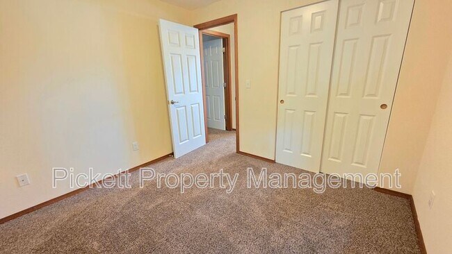 Building Photo - 6710 Takota Pl NE