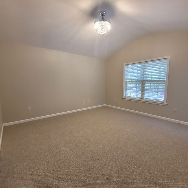 Building Photo - Welcome to this beautiful 3 bedroom, 2 bat...