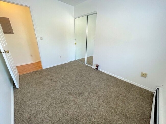 Building Photo - RARE FIND! Spacious and bright three bedroom apartment in South Anchorage with in unit laundry, f...