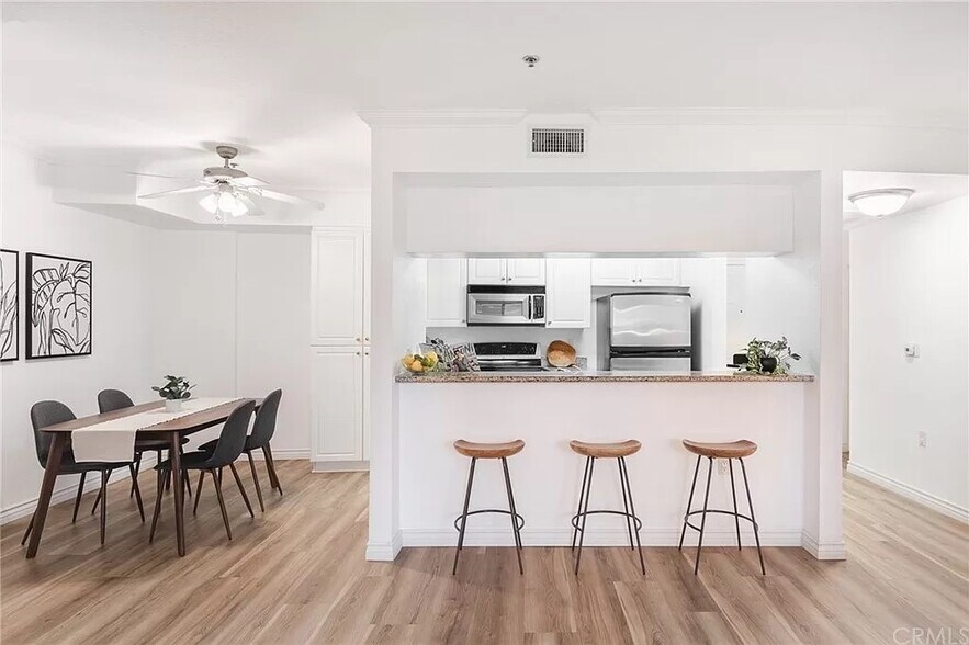 dining area/kitchen - 838 Pine Ave