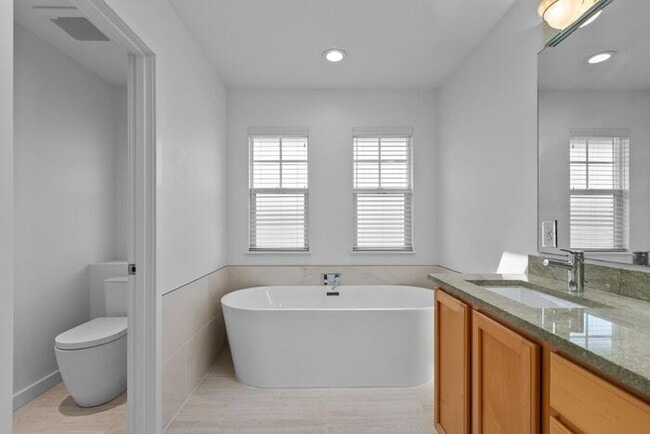 Building Photo - Immaculate Redmond Ridge Air-Conditioned B...