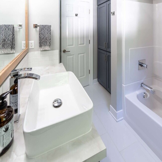 Building Photo - Spacious 4-Bedroom Home with Modern Amenit...