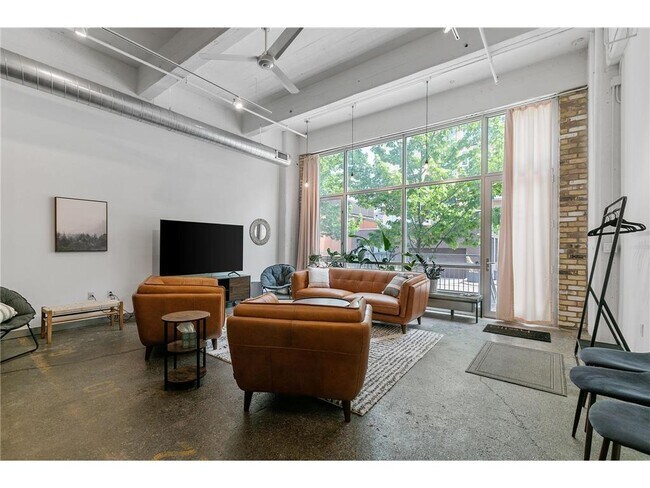 Building Photo - 700 N Washington Ave