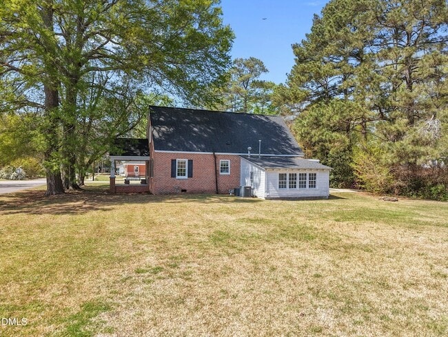 Building Photo - 302 W Main St