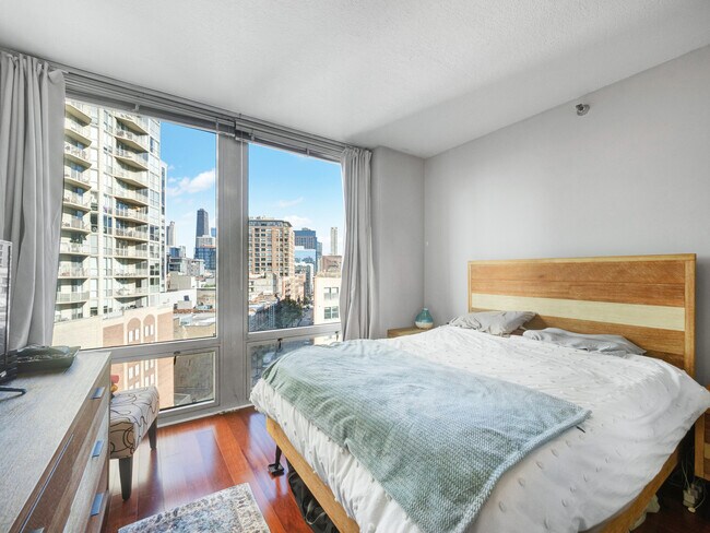 Building Photo - 600 N Kingsbury St