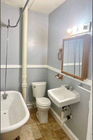 Building Photo - 81 Putnam St