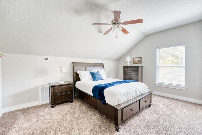 Building Photo - 909 W Eagle St