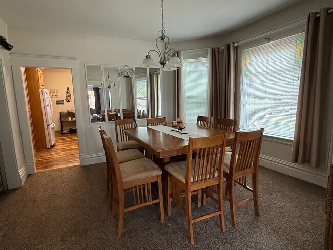Building Photo - Charming Forest Lake View - Includes UTILITIES