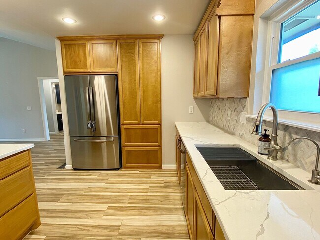 Building Photo - Gorgeous Remodeled Edmond 3 Bed 2 Bath