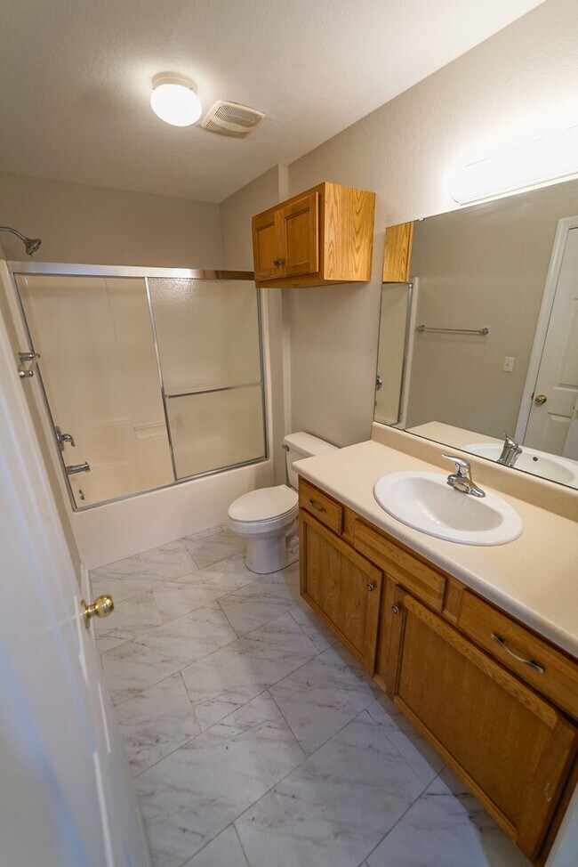 Building Photo - UPDATED 2 Bed / 2 Bath with LOFT in Summer...