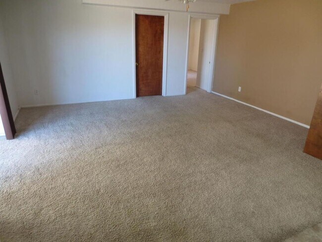 Building Photo - Large Home in Bloomington Hills