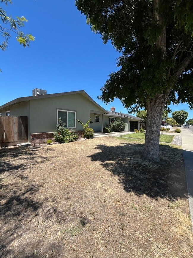Building Photo - Available Now! Move-In Ready