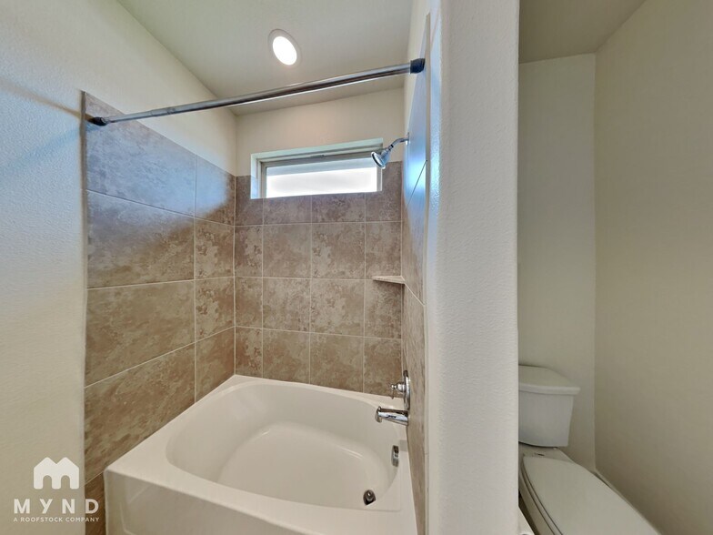 Building Photo - 4725 Tanglewood Dr