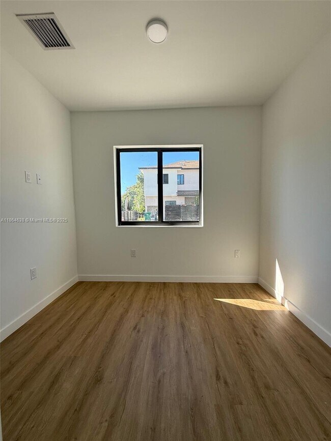 Building Photo - 424 SW 1st St