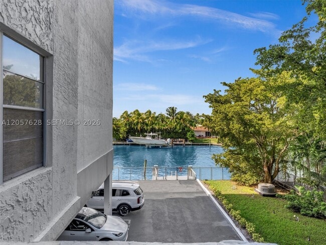 Building Photo - 10000 W Bay Harbor Dr