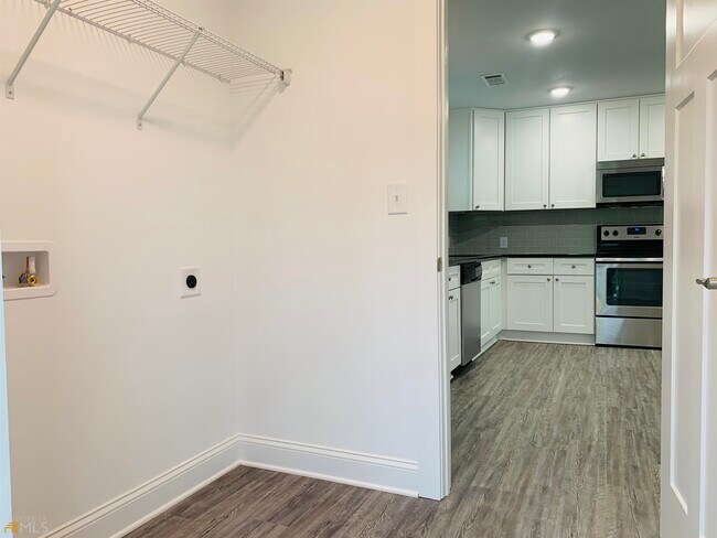 Building Photo - 105 Oak St